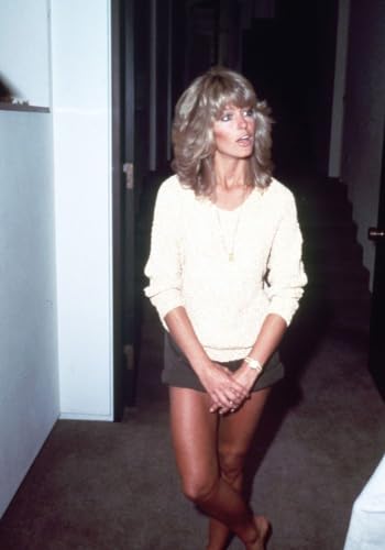 Farrah Fawcett wearing a sweater and shorts 1970s. Photo: Oscar Abolafia (farrahfawcett044) Poster Print (8 x 10)