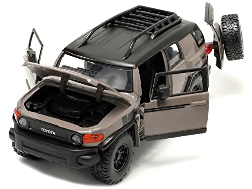 Jada Toys Just Trucks 1:24 Toyota FJ Cruiser Die-cast Car Brown with Tire Rack, Toys for Kids and Adults