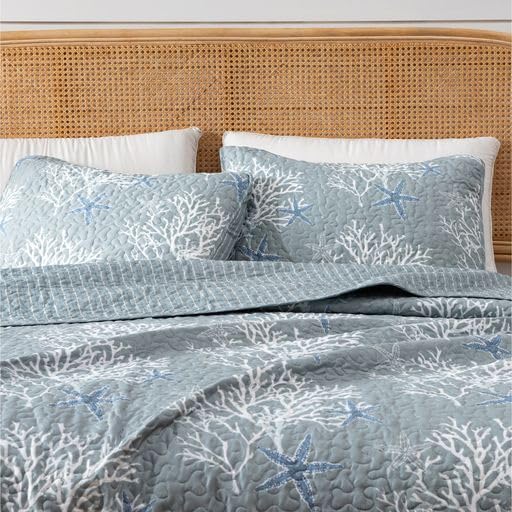 Great Bay Home King Coastal Quilt Bedding Set, Summer Coastal Quilt with Shams, Beach 3-Piece Reversible All Season Bedspread Quilt Set. Lightweight Nautical Quilted Coverlet, Pearl Blue