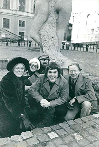 Vintage photo of Director Thor Zackrisson on Mosebacke square along with some of the soloists in'phonophone'. Fr. v. Pia Stenius, Gunnel B228;ckdahl, Anders H246;rngren and Einar Bergh